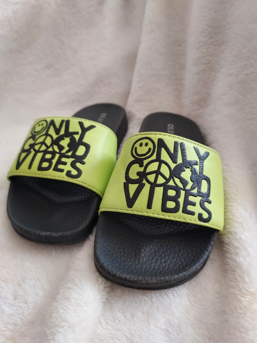 Old Navy Only Good Vibes Kids Slide Sandals Neon Lime & Black 10-11 Beach Pool